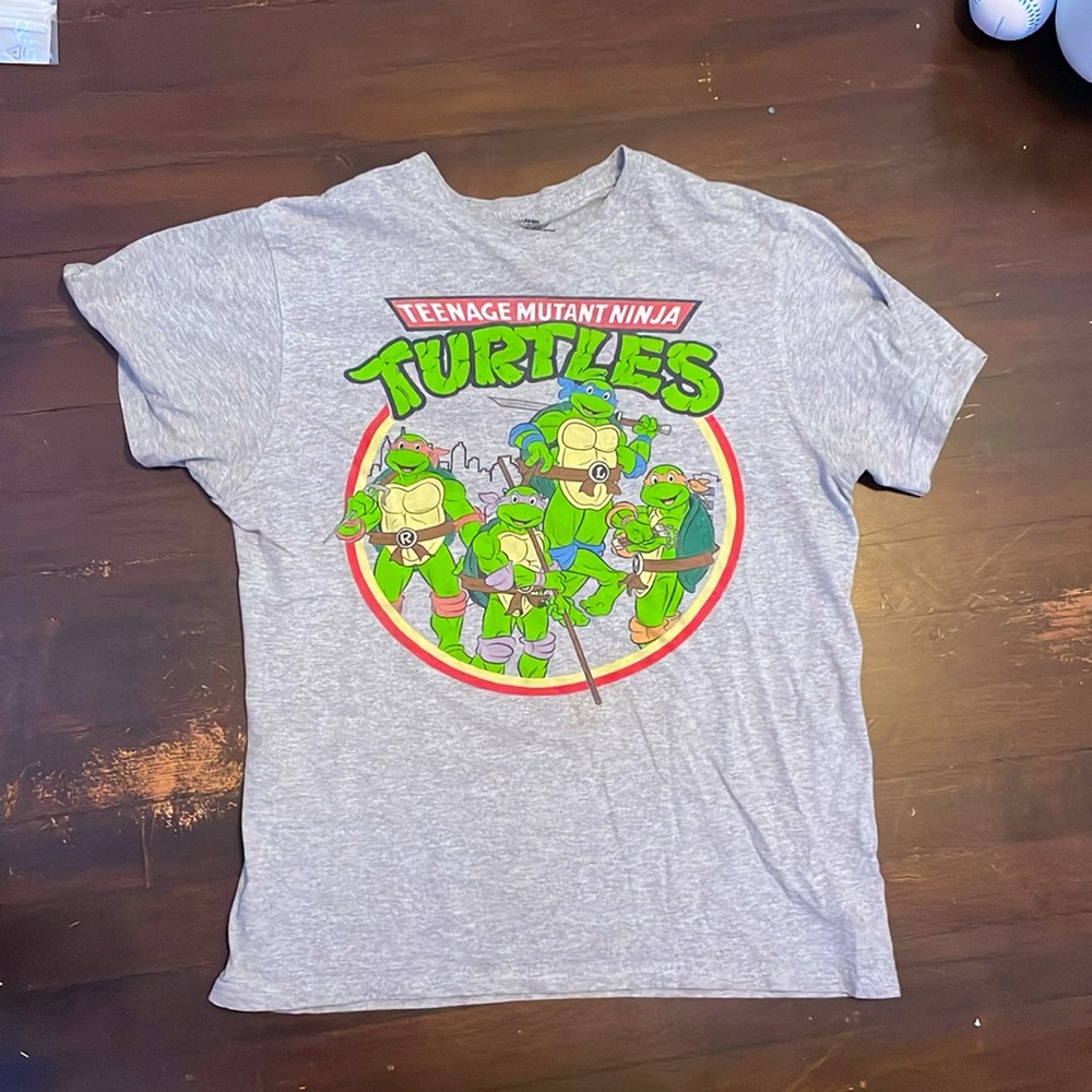 This is a teenage mutant ninja turtles shirt. It is size child’s small.
